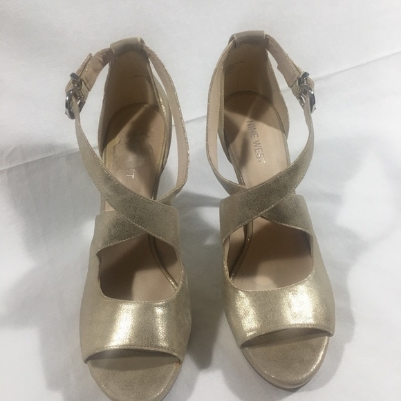 𝅺NINE WEST Platform Sandal Gold cross over Size: 10 M SHOES - Picture 1 of 9